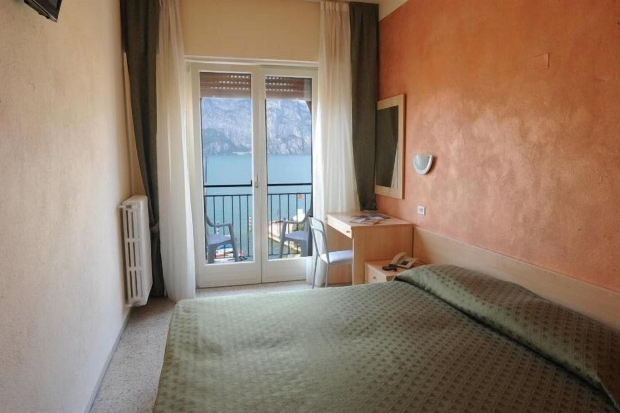 Hotel Sorriso Brenzone sul Garda Dış mekan fotoğraf